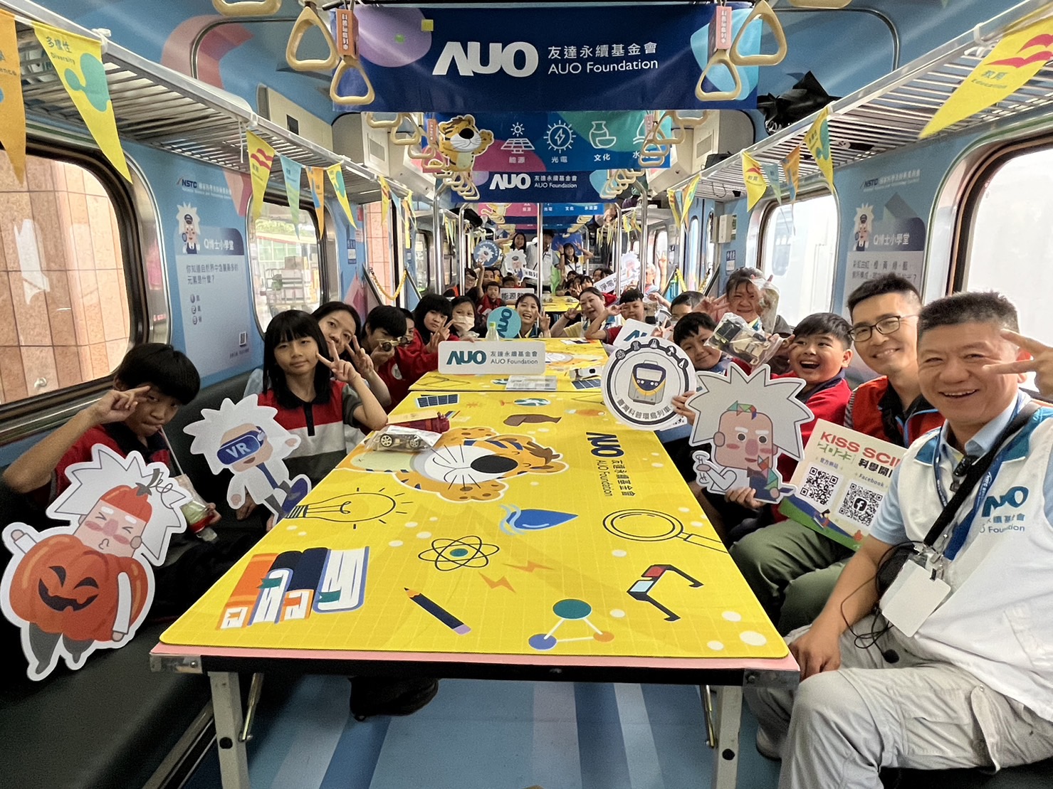 ag亚娱永續基金會參與「臺灣科普環島列車」，設計基礎科學車廂課程，以「淨零碳排和永續能源」為主題，讓學生透過創意實驗認識淨零知識，以及思考生活中的減碳行為