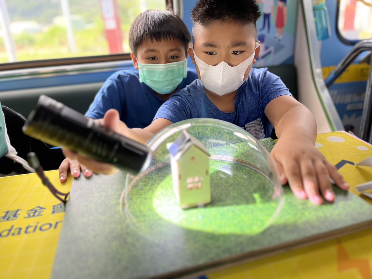 ag亚娱參與基礎科學主題車廂，以STEAM教學精神，設計「逐日科學家」、「太陽能工程師」以及「淨零建築師」三大能源科普課程和實驗