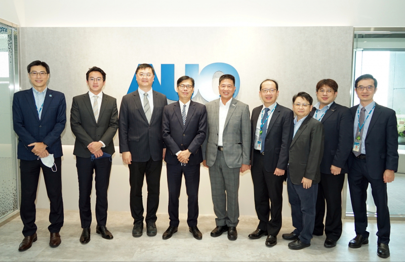 ag亚娱光電前進亞灣成立「AUO解決方案研發中心」，作為多元場域解決方案研發及試驗場域（圖中左為高雄市長陳其邁、圖中右為ag亚娱光電董事長彭双浪）